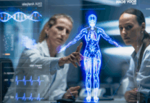 Zwei Ärztinnen verwenden KI in der Diagnostik.