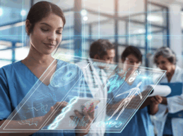 Ärztin mit mit holografischer Smart-Tech Lösung. Symbolbild