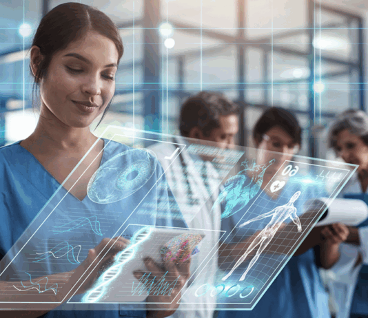 Ärztin mit mit holografischer Smart-Tech Lösung. Symbolbild