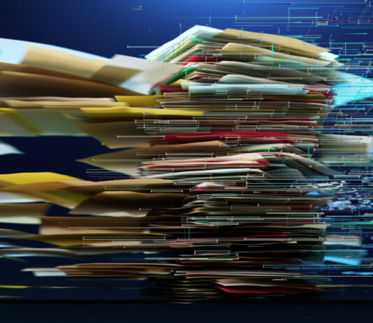 Ein hochgeschwindigkeits-konzeptionelles 3D-Rendering eines riesigen Papierstapels, der in digitale Datenströme umgewandelt wird und Dokumentenscanning, Informationsfluss, Workflow-Automatisierung und den Wechsel von Papier zu Cloud-Speicher illustriert.
