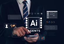 KI-Agenten-Technologiekonzept mit Geschäftsmann, der Smartphone und digitale Schnittstelle nutzt, repräsentiert künstliche Intelligenz, Automatisierung von maschinellem Lernen und intelligente Geschäftslösungen.