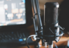 Mikrofon und Laptop, Symbolbild für Podcast-Plattform