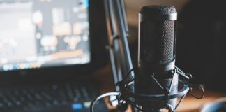 Mikrofon und Laptop, Symbolbild für Podcast-Plattform