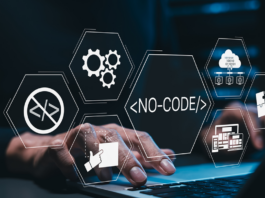 No-Code-Automation: Hebel für Startups Symbolbild No-Code-Automation, Mann am Laptop mit Symbolen