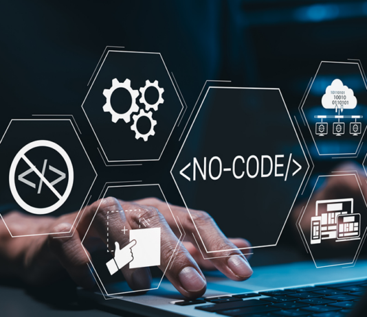 No-Code-Automation: Hebel für Startups Symbolbild No-Code-Automation, Mann am Laptop mit Symbolen