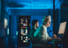 IT-Ingenieurin, die im Serverraum arbeitet