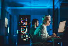 IT-Ingenieurin, die im Serverraum arbeitet
