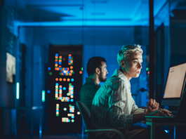 IT-Ingenieurin, die im Serverraum arbeitet