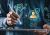 KI-Governance und das Konzept der ethischen Kontrolle des Menschen-in-der-Schleife (Human-in-the-Loop). Person, die Tablet und Stylus nutzt, um Entscheidungsfindung, Sicherheit, Compliance und Transparenz-Icons für künstliche Intelligenz zu überwachen