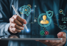 KI-Governance und das Konzept der ethischen Kontrolle des Menschen-in-der-Schleife (Human-in-the-Loop). Person, die Tablet und Stylus nutzt, um Entscheidungsfindung, Sicherheit, Compliance und Transparenz-Icons für künstliche Intelligenz zu überwachen