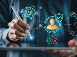 KI-Governance und das Konzept der ethischen Kontrolle des Menschen-in-der-Schleife (Human-in-the-Loop). Person, die Tablet und Stylus nutzt, um Entscheidungsfindung, Sicherheit, Compliance und Transparenz-Icons für künstliche Intelligenz zu überwachen