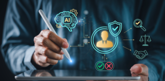 KI-Governance und das Konzept der ethischen Kontrolle des Menschen-in-der-Schleife (Human-in-the-Loop). Person, die Tablet und Stylus nutzt, um Entscheidungsfindung, Sicherheit, Compliance und Transparenz-Icons für künstliche Intelligenz zu überwachen
