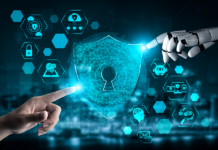menschliche Hand und Roboterhand zeigen auf Cybersecurity Symbol