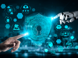 menschliche Hand und Roboterhand zeigen auf Cybersecurity Symbol