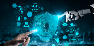 menschliche Hand und Roboterhand zeigen auf Cybersecurity Symbol