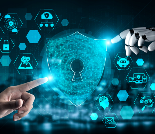 menschliche Hand und Roboterhand zeigen auf Cybersecurity Symbol
