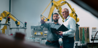Künstliche Intelligenz verändert den Service im Maschinenbau Robotik-, People- und Engineer-Tablet mit industrieller Zusammenarbeit und Planung im Lager. Fabrik-, Engineering- und Zukunftsarbeit des Fertigungsmanagements mit Diskussion zur CNC-Automatisierung