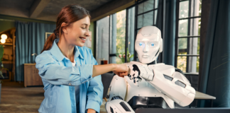 Roboter und Frau arbeiten an Laptop im Büro