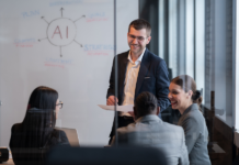 Vielfältiges Business-Team in einem modernen Büro während eines Meetings, das die Strategie der künstlichen Intelligenz diskutiert. Konzept der KI-Innovation, Teamarbeit, Führung, Unternehmensplanung, professionelle Zusammenarbeit