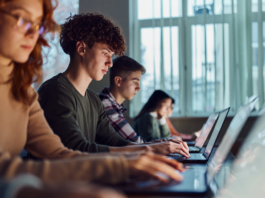 Künstliche Intelligenz: Vom Tool zur Lerninfrastruktur Gymnasiasten E-Learning über Computer im Klassenzimmer.