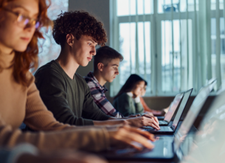 Gymnasiasten E-Learning über Computer im Klassenzimmer.