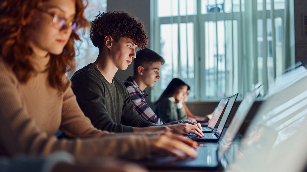 Header_Gastartikel_KI in der Bildung Gymnasiasten E-Learning über Computer im Klassenzimmer.