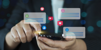 Warum Wiederholung die Sichtbarkeit auf Social Media sichert Person bekommt Likes und Kommentare auf Social Media